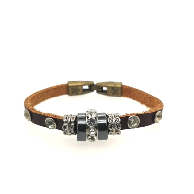 Braunes Lederarmband mit Strass und Nieten