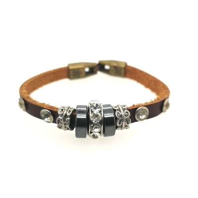 Braunes Lederarmband mit Strass und Nieten